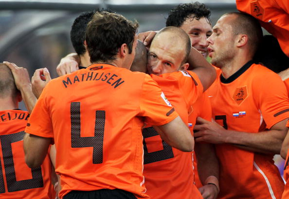 荷蘭球員首開紀錄後簇擁洛賓(中)慶祝。(Getty Images Sport / Getty Images)