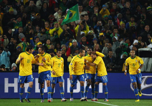 巴西球員贏波後走到「森巴球迷」前一起慶祝晉級。(Getty Images Sport / Getty Images)